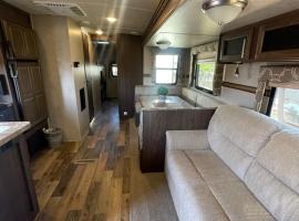 Camper Rv1 with private entrance and free parking, hotel em Moreno Valley