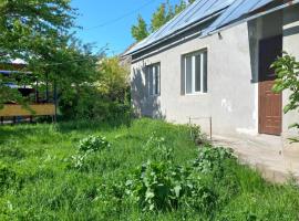 A cosy House with a wonderful Garden, holiday home in Khorog
