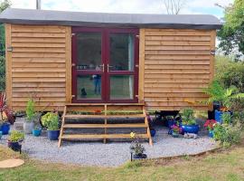 Reggies Hideaway a secluded Shepherds hut, hotel with parking in Saint Hilary