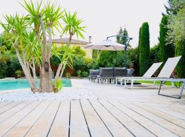 Maison d'Architecte * 2 piscines *, hotel in Saint-Saturnin-lès-Avignon