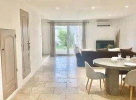 Maison avec jardin et 3 petits chats , proche du Chateau Lacoste