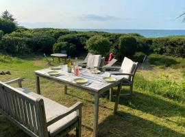 Cozy Summer House In The First Row To The Water,, sumarhús í Hornbæk