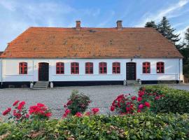 Country Idyll With Wilderness Bath And Sauna,, tradicionalna kućica u gradu 'Haderslev'