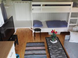 Riverside Bliss: Cozy Cabin w/deck, hotel with parking in Vegårshei