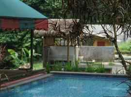 Bamboo Sanctuary Pancawati Resort Bogor, hotel di Ciherangsating