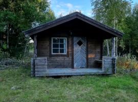 Ofvansjö Gård , Enkel stuga för övernattning på ett fd militärområde, casa de campo em Sandviken