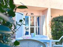 Palme 10 - Marcelli, bilocale con doppio giardino, Residence Le Palme