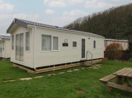 Caravan 7, hotel with pools in Plymouth