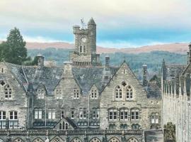 The Classrooms, Loch Ness Abbey - 142m2 Lifestyle & Heritage apartment - Pool & Spa - The Highland Club - Resort on lake shores, B&B v mestu Fort Augustus