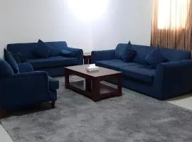 شقق أهلين ثلاثة للشقق المخدومة