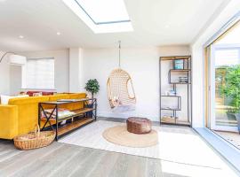 Luxury Ocean Playroom SEA SALT CHALET, hotel in Barton on Sea