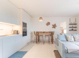 Elegant 2BR Apt Steps To Ria Formosa, Pool & Gym, hotel v mestu Cabanas de Tavira