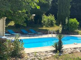 Maison avec piscine entre Gard et Ardèche，Gagnières的飯店
