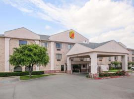 Super 8 by Wyndham Garland North Dallas Area โรงแรมในการ์แลนด์