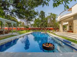 Elivaas Oasis Luxury 6BHK with Pvt Pool, Sainik Farm New Delhi, hytte i New Delhi