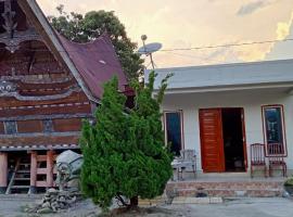 Buhit Guest House Samosir, hotel dengan parking di Pangururan