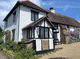 Stunning 15th Century Cottage, hótel í Arundel