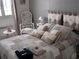 la maison rose 2 chambres avec lit pour 2 personnes et 2 salles de bains a 15 kilom&egrave;tres du circuit de Magny-Cours et 1,2 kilom&egrave;tre du sanctuaire de ste Bernadette, alojamiento en Nevers