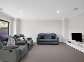 Modern Pakenham Family Home near Lakeside