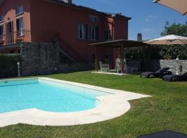 Ferienhaus mit Garten, Pool und einzigartiger 360-Panoramaaussicht, hotell i Montefegatesi