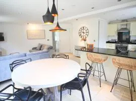 CLOSE TO BEACH, dogs welcome, private garden