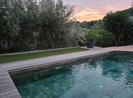 Villa avec piscine entre mer et montagne – hotel w mieście Le Revest-le-Eaux