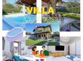 DesenzanoLoft Luxury suite with jacuzzi and garden, hotel de luxo em Desenzano del Garda