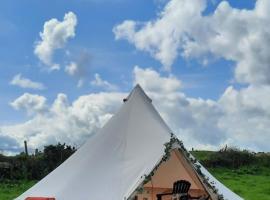 Summit Camping Kit Hill Cornwall Stunning Views Pitch Up or book Bella the Bell Tent, hotel din Callington