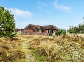 Awesome Home In Ringkbing With Sauna, hótel í Klegod