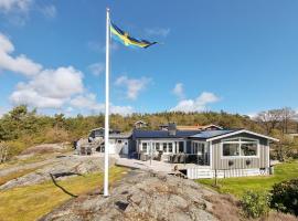 Nice Home In Tjrn With Kitchen, Cottage in Torp