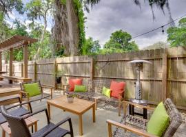 Home in Beaufort Historic District with Private Yard, cabaña en Beaufort