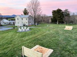 The Orchard, a family friendly home- hot tub, fire pit, yard games, hotel cu parcare din Luray