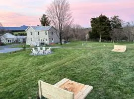 The Orchard, a family friendly home- hot tub, fire pit, yard games