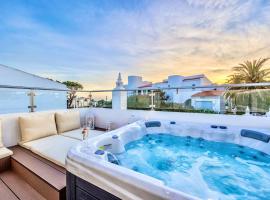 Stunning 2-Bedroom Beach Retreat in Vale do Lobo、アルマンシルのホテル
