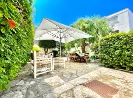 Villa vista mare con giardino e parcheggio