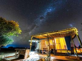 BellaTiny, Tiny House & Gypsy Wagon, hotel in Ondekaremba