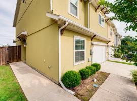 Pet-Friendly Irving Townhome with Patio and Grill!, hotel en Irving