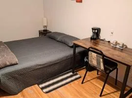 Le1226-Private Room 5 with Free WIFI and Parking