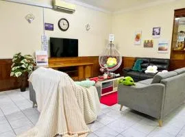 Sabah homestay 16pax stay near Imago 15minutes strong WiFi Gathering Environment house