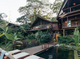 Luxury Villa Rainforest Estate Natural Swim Pond, holiday home in Bocas del Toro