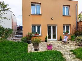 LE NID chez Agnès et Théo, au calme avec jardin, à 10mn de la cathédrale, cazare în regim self catering din Reims