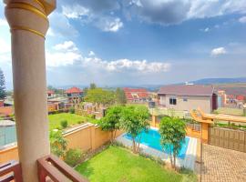 Luxurious very spacious 6 bedrooms villa with pool located in Gacuriro,close to simba center and a 12mins drive to downtown kigali, cottage in Kigali