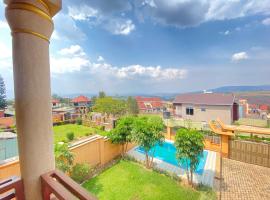 Luxurious very spacious 6 bedrooms villa with pool located in Gacuriro,close to simba center and a 12mins drive to downtown kigali, hotell i Kigali