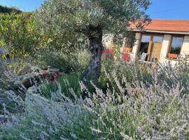 Delightful French Rustic Studio, hotel in Jumilhac-le-Grand