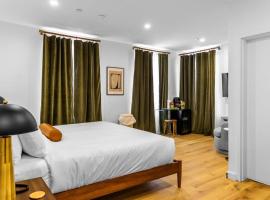 King Bed, DTWN Historic Hotel, Fiber Wifi, 50 in Roku TV, Room # 106, hotel pogodan za kućne ljubimce u gradu Bengor