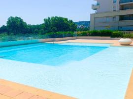 1 bedroom Sea view, swimming pool, beach on foot, parking, resort in Antibes