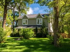 6 bedroom Unique Cottage, Private Beach Access, Hot Tub, on a 10 acre lot, Petfriendly