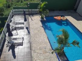 Sitio Arujá com Piscina Aquecida, Quadra e Vista Deslumbrante、アルジャーのホテル
