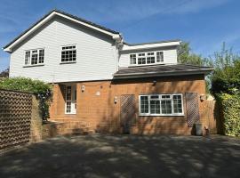 A Stunning 3 bed family Home - Woodcote House, готель у місті Carshalton