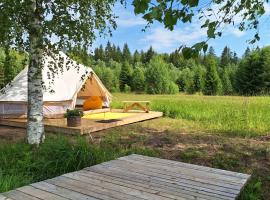 Romantiline gl&auml;mping Setomaa looduses, hotel con estacionamiento en Leimani